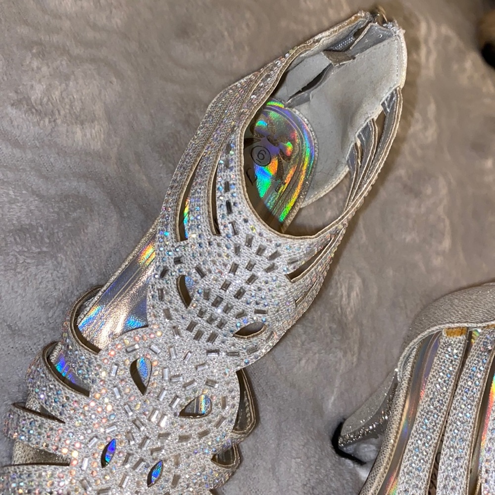 Silver heels - Picture 3 of 3